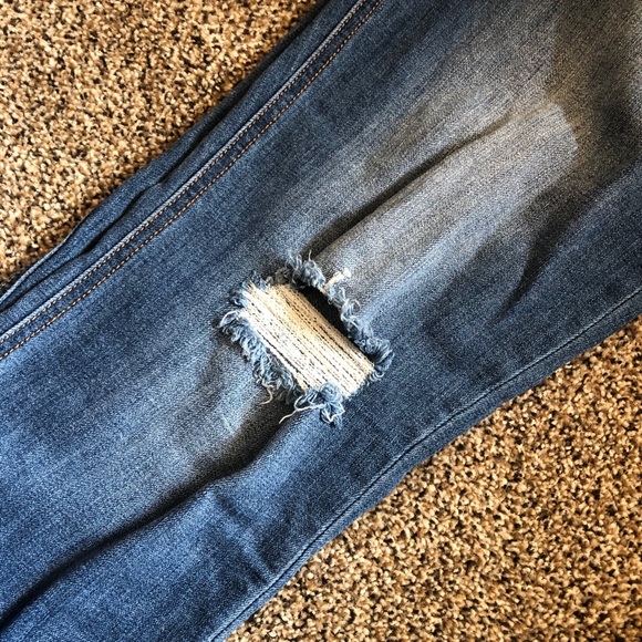 Medium wash raw hem distressed jeans - Picture 3 of 6